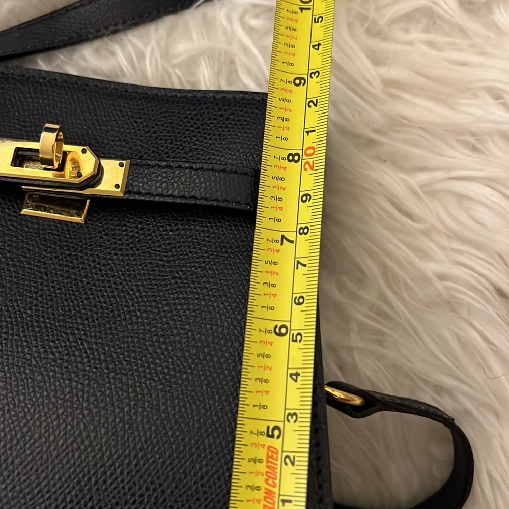 Elegant Black Crossbody Bag with Structured Design - Picture 10 of 10